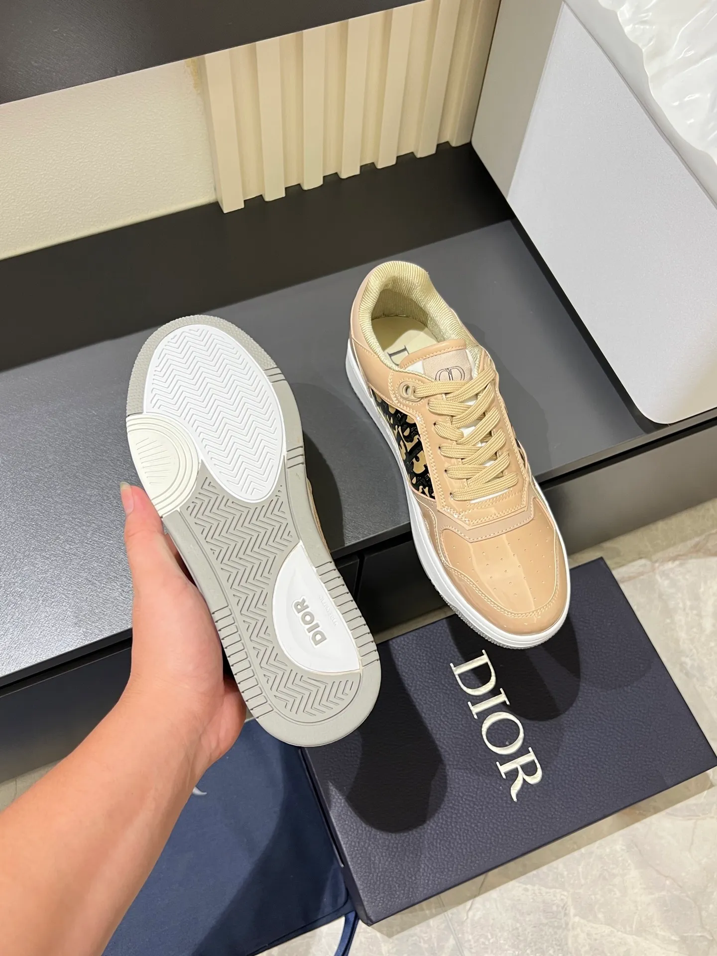 Men's shoes 💰p400 "Dio*" mid-top B27 casual sneakers. This B27 high-top sneaker is a new product in the series and continues Di*r's classic style. Crafted from gray and white smooth calf leather with beige and black Oblique print panels on the sides. The "CD Icon" shaped shoelace eyelets are clever and delicate, and the two-color rubber sole, rear collar and heel are all equipped with the brand's iconic details to enhance the style. Oblique printed straps at the ankle allow for an adjustable fit to complement the overall design. Fashionable and versatile, it can complement any look. Create an exquisite design with unique dynamic vitality and modern atmosphere, presented in low-top and high-top styles. This new must-have shoe adds a new dimension to Dior's archive heritage, embodying modern elegance. Purchase the original version and make it 1:1. If you need top quality, please come to me! Male 38-44!